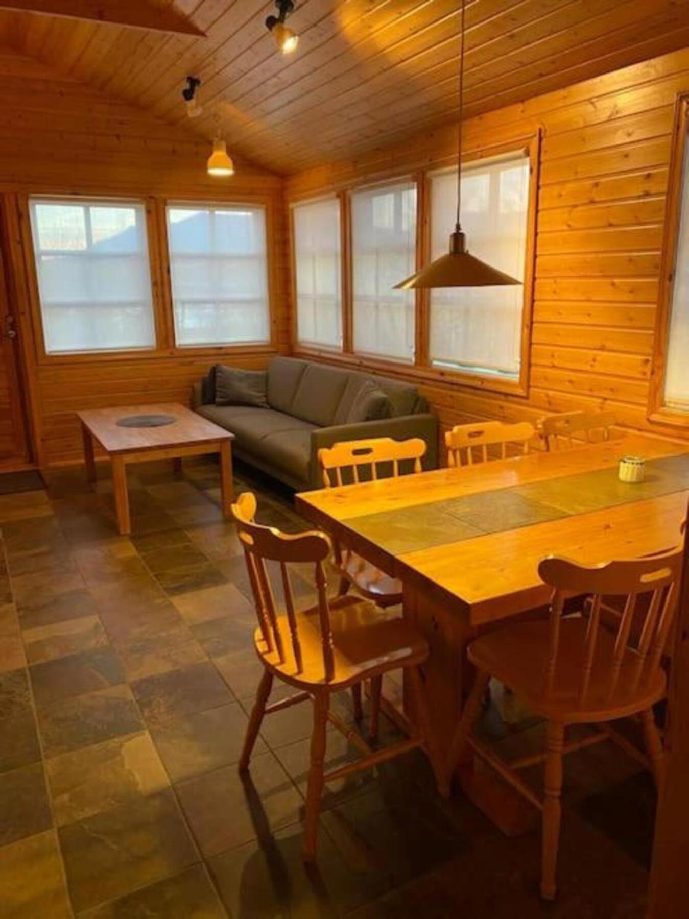Cozy 2 Bedroom Cottage With Hot Tub Akureyri Exterior photo