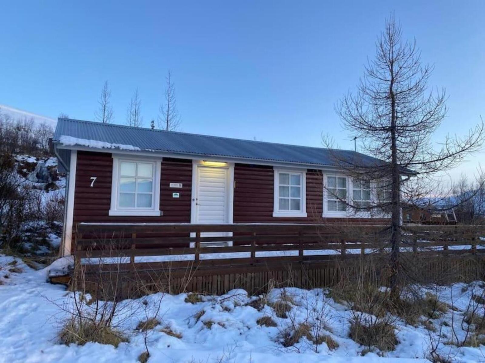 Cozy 2 Bedroom Cottage With Hot Tub Akureyri Exterior photo