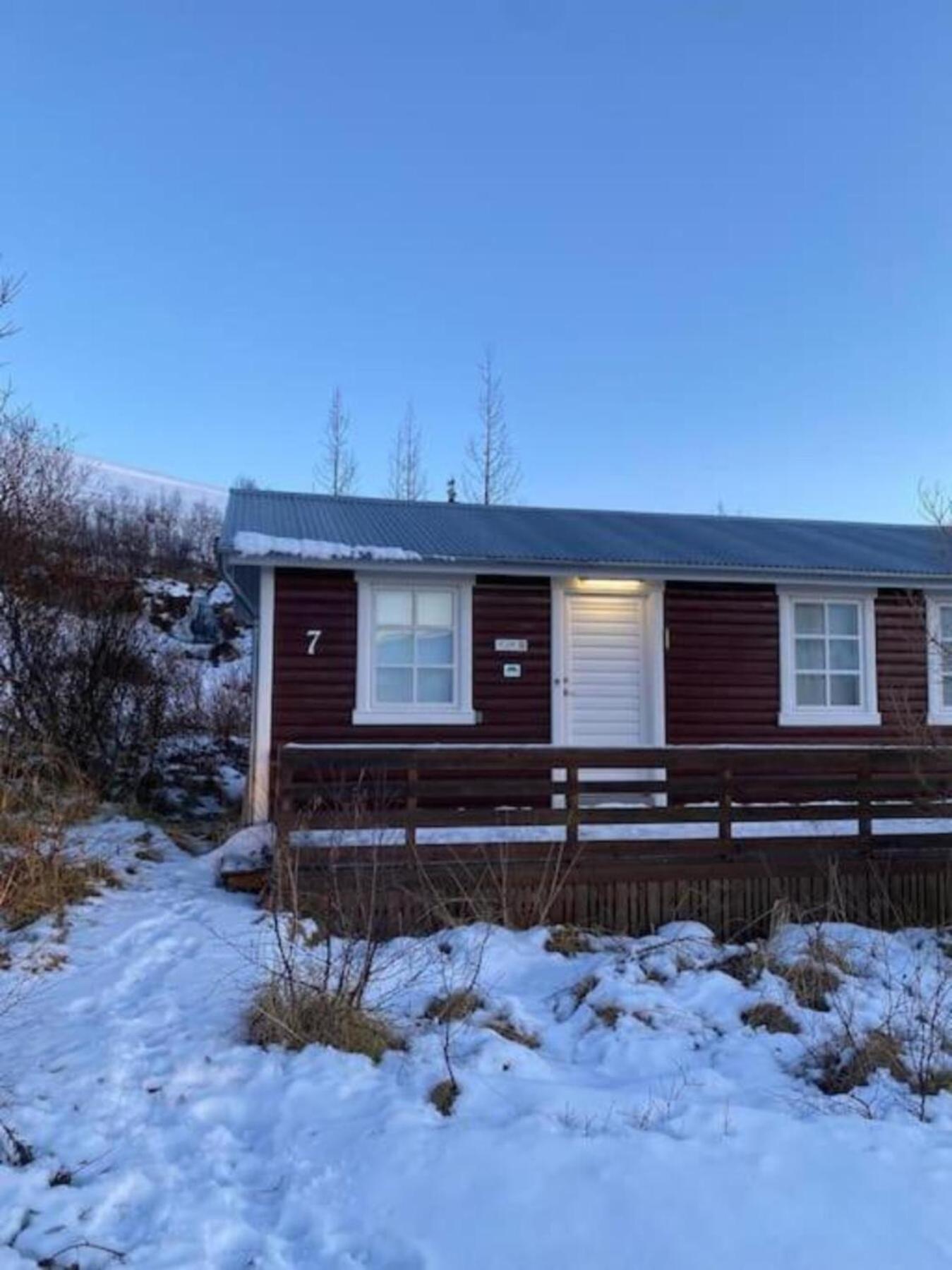Cozy 2 Bedroom Cottage With Hot Tub Akureyri Exterior photo